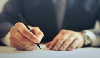 Юрист рассказал о штрафе и лишении водительских прав за нечитаемые номера в 2024 году